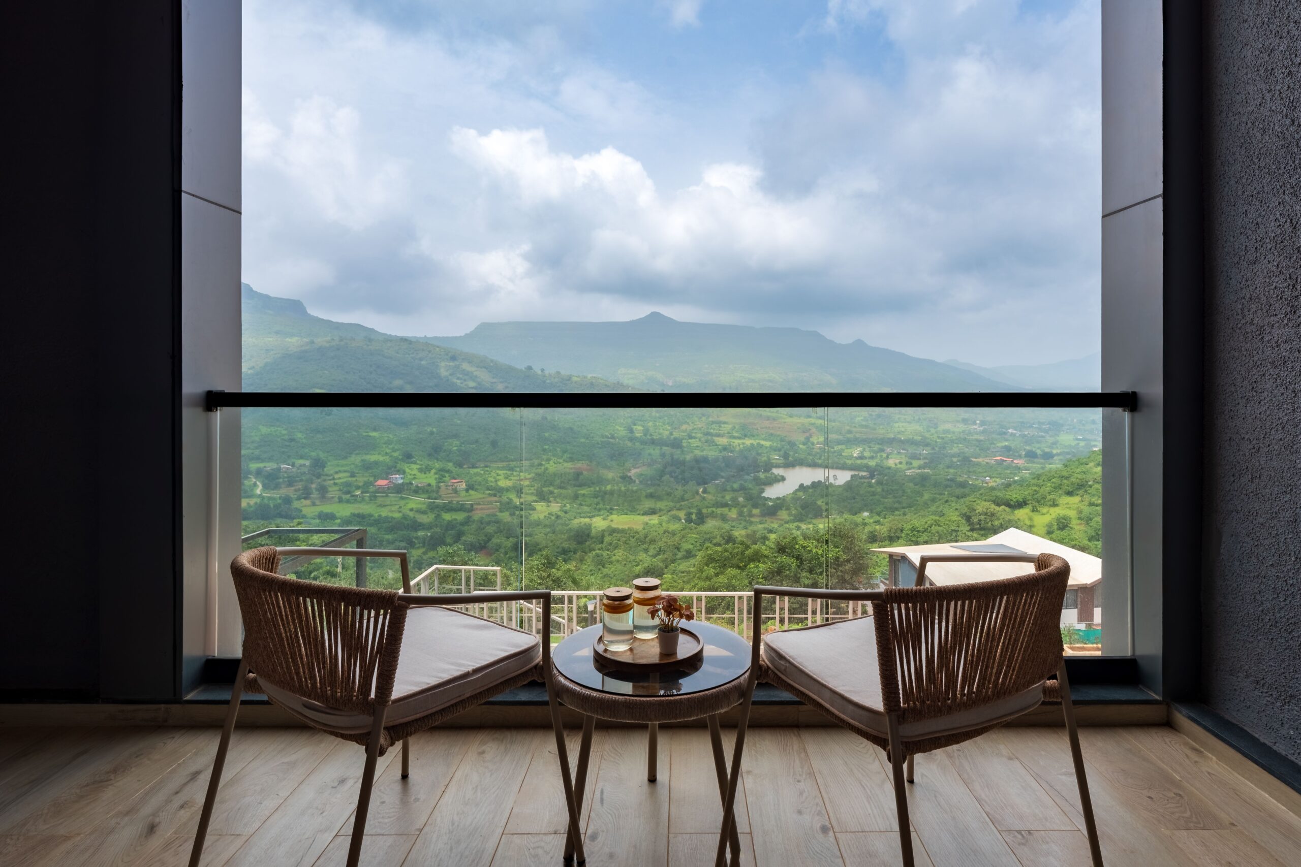 Terraza de alojamiento turístico con vistas a un paisaje de montaña